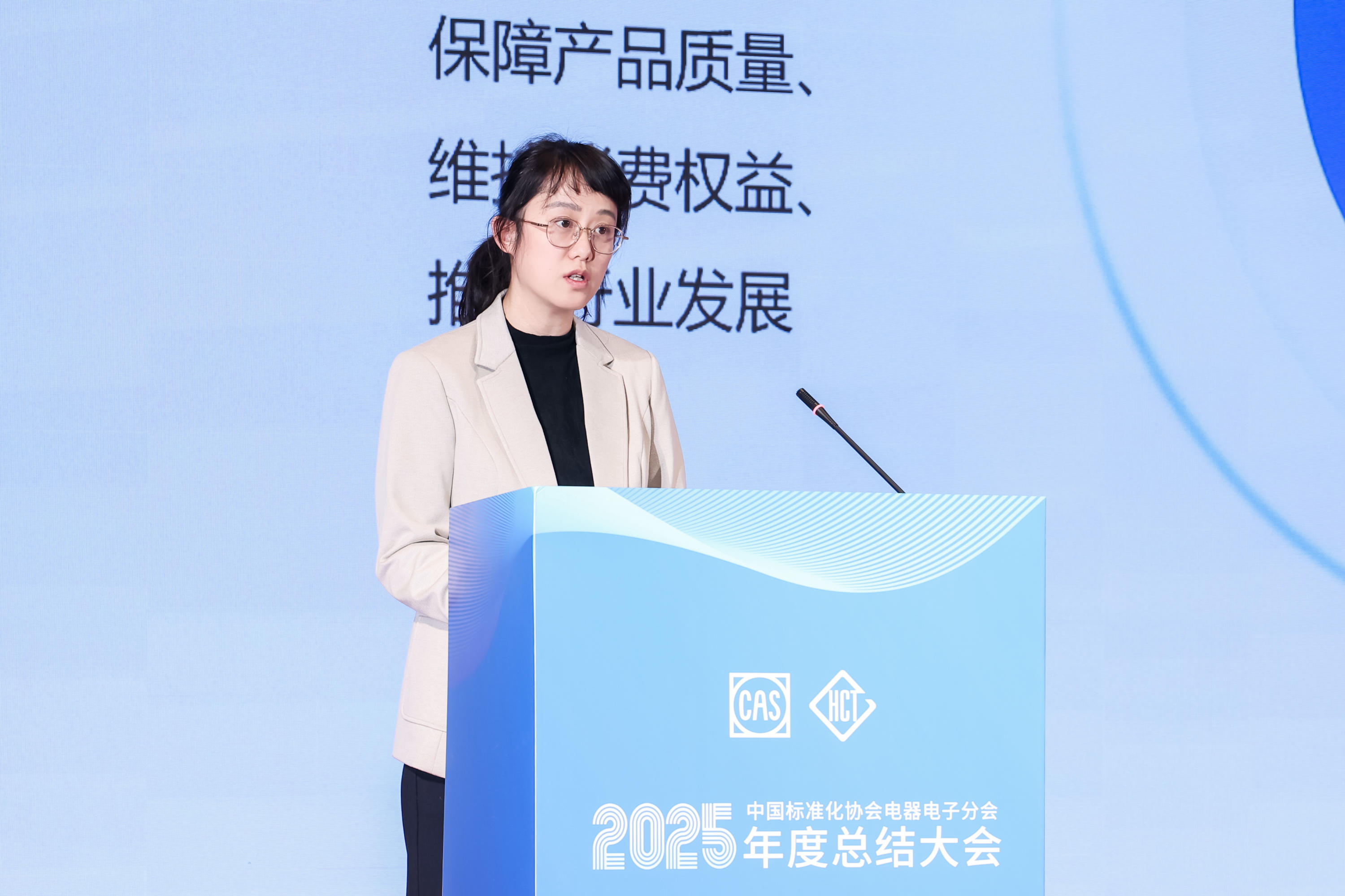 杨露.jpg 杨露.jpg